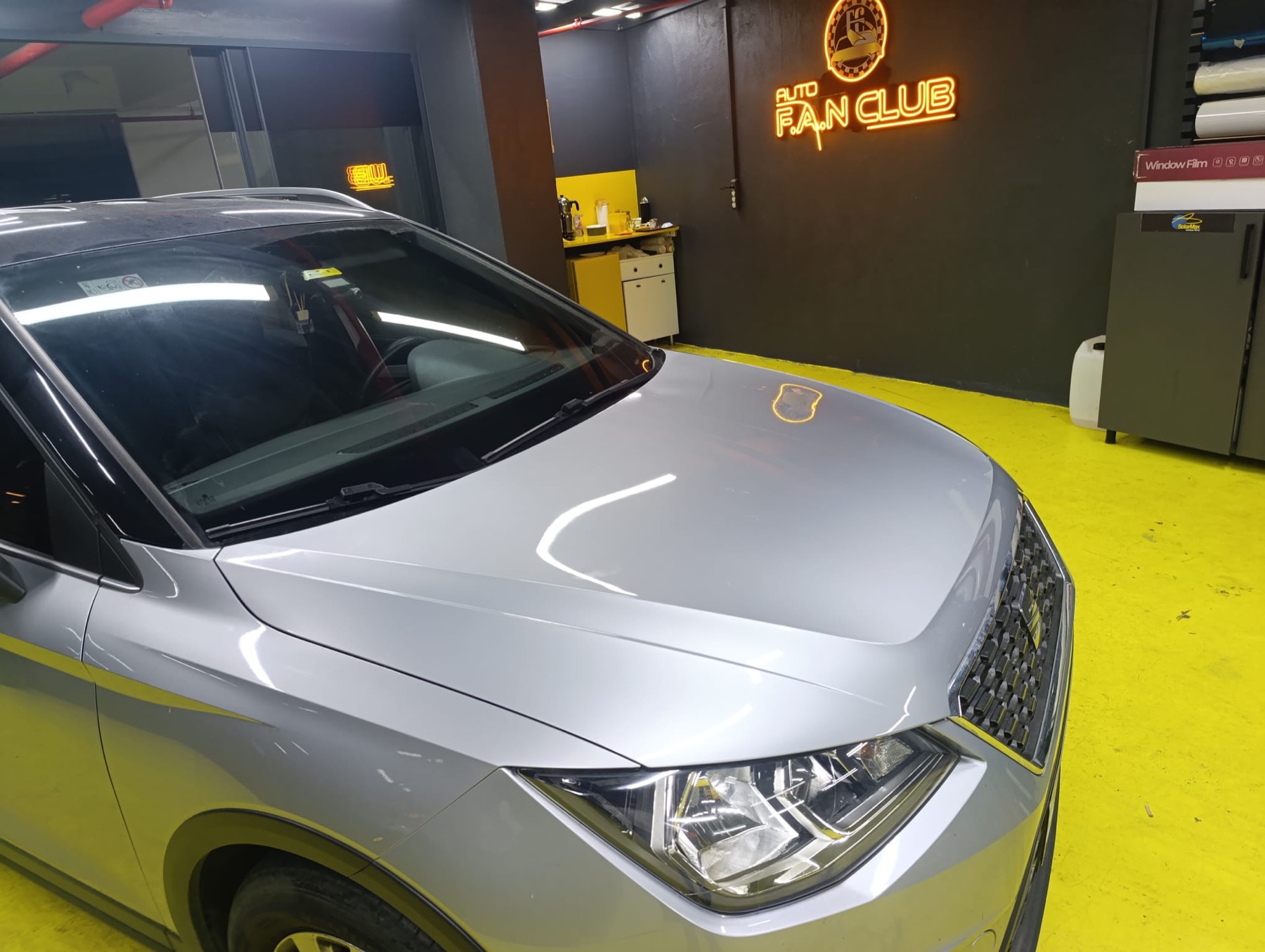 AUTO FAN CLUB atölyesinde kaplama uygulaması yapılmış gri otomobil